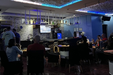 Gemütliche Bar in der Nähe, in der B&D-Schüler in entspannter Atmosphäre Englisch üben können.