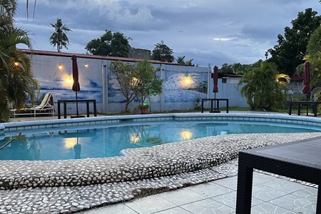 Family-friendly bar with a pool near B&D English School, enjoyed by students, families, and senior learners.