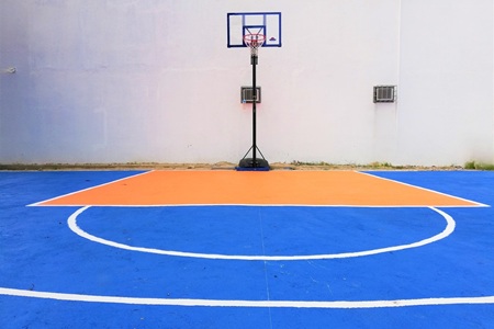 La cancha de baloncesto privada en B&D English School.