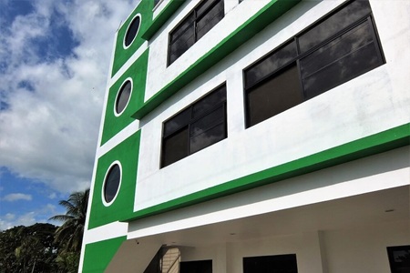 El moderno edificio del campus de B&D English School en Dumaguete.