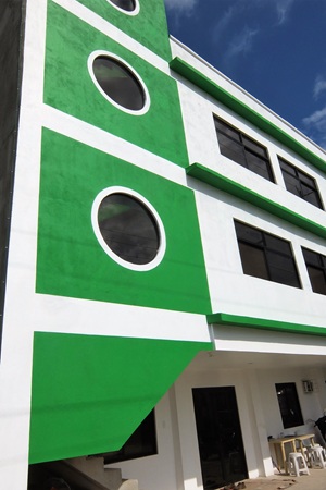 B&D ENGLISH SCHOOL 校舎の外観。フィリピン留学やドゥマゲテ留学（ドゥマゲッティ）で人気のオールマンツーマンレッスン校舎で、治安が良くコスパの高い学習環境が魅力。