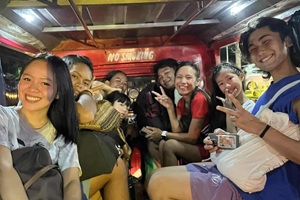フィリピンのジプニー車内で生徒と先生が記念撮影する様子。英語を使いながら現地文化に触れられる人気アクティビティ