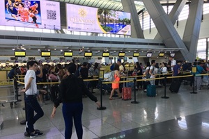 マニラ空港での国内線チェックイン手続き。ドゥマゲテ（ドゥマゲッティ）行きのフライトで学校へ