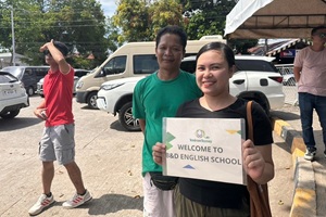 B&Dスタッフのお迎えプラカード。ドゥマゲテ（ドゥマゲッティ）到着後、日本人経営校の安心サポート