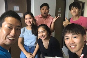 B&D ENGLISH SCHOOLの校内で生徒と先生が英語で会話する様子。休み時間も自然にアウトプットできる学習環境が魅力のドゥマゲテの英語学校