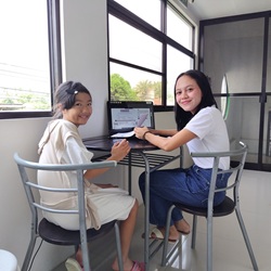 子供が大好きな先生と楽しそうに受けているマンツーマンレッスン