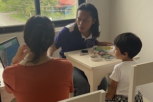 親子同時レッスンの様子｜フィリピン留学・家族で学べる英語環境