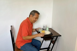 お部屋食サービスの片付け｜フィリピン留学・ドゥマゲテ留学｜格安で安心のシニア留学