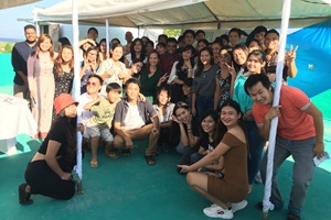 B&D English Schoolの屋上でくつろぐ留学生とスタッフの集合写真