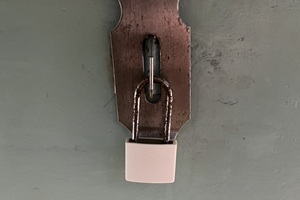 フィリピン留学のドミトリー生活で貴重品を管理する南京錠。ベッド付属の小物入れに施錠可能で安全