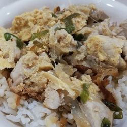 人気の親子丼メニュー。ドゥマゲテ（ドゥマゲッティ）で食事に困らない留学生活