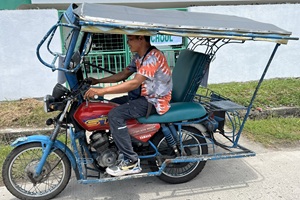 ホテル送迎用スクールトライシクル。ドゥマゲッティの街を楽しみながら格安で安全に通学できるシニア留学限定サービス