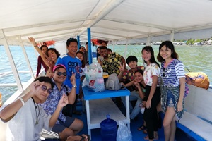スクールアクティビティのボート上で記念撮影