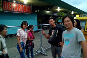 ドゥマゲテ空港での別れ。先生と生徒がハグでお別れ