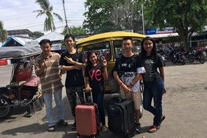 帰国する留学生を囲んで空港で記念撮影