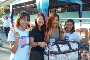 別れを惜しむ先生と生徒。感動のラストシーン