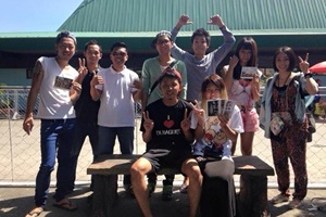 ドゥマゲテ空港の出発ロビーでのお見送り風景