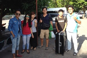 先生も生徒もみんなで空港へ。B&Dファミリーの絆