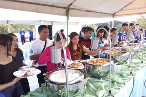 ビュッフェ形式の豪華なケータリング料理を楽しむ