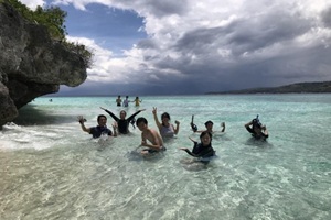 アポ島の美しい海でシュノーケリングを楽しむ留学生たち