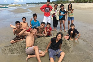ドゥマゲテのビーチで地元の子供たちと記念撮影。治安が良く現地交流も盛んなフィリピン留学