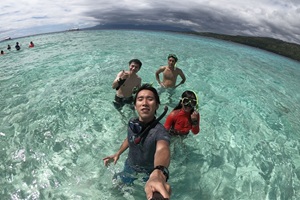 ドゥマゲテ近郊のビーチで先生と記念撮影