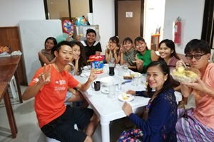 休日のランチパーティー。先生も生徒も全員集合