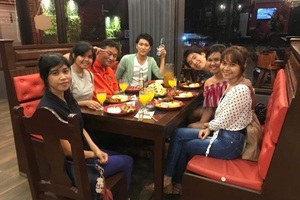 B&Dオーナー菅野と生徒、先生でのレストラン食事会