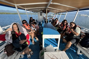 ドルフィンウォッチングへ向かう船内での一枚