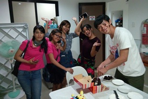 ダイニングでケーキを切り分ける先生と生徒。アットホームな留学生活