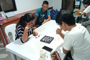 授業後のリラックスタイム。ドゥマゲテの寮で先生とチェスを楽しむ