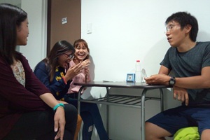 英語での雑談で大爆笑する先生と生徒たち。フィリピン留学の日常風景