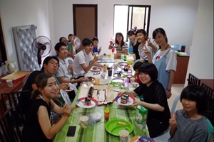 B&D English Schoolのダイニングルームでおやつタイム