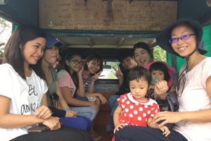 先生たちと一緒に車でお出かけ。ドライブも楽しい思い出