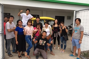 帰国日の送迎前、校舎玄関で最後のお別れ写真