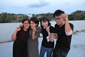 笑顔で卒業を迎える留学生とフィリピン人講師たち