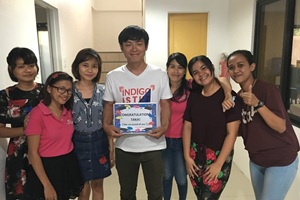 留学を終えた卒業生を皆で祝福する集合写真