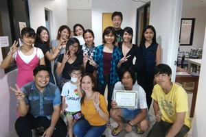 通路で撮影された心温まる卒業式の集合写真