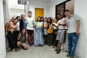 最新の卒業式の様子。みんなでピースサイン