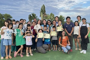 最新の卒業生たちと屋上で撮った記念写真