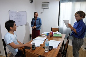 英語でのプレゼンテーション発表の練習風景（特別グループレッスン時）