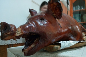 フィリピンのお祝い料理「レチョン（豚の丸焼き）」をご馳走になる