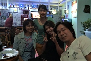 学校から徒歩30秒のバーで先生と乾杯。安全に楽しめるドゥマゲテの夜