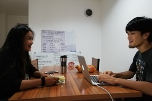 実践的な英語タスクに取り組むマンツーマンレッスンの様子