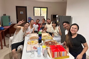 ドゥマゲテの寮で開催されたピザパーティー。格安フィリピン留学で味わう講師との楽しい交流