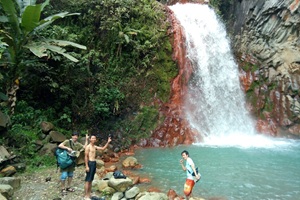 赤茶色の岩肌が特徴的なプランバトの滝で記念撮影