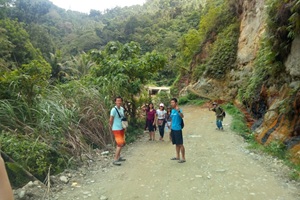 プランバトの滝へオーナーと先生、生徒で観光旅行