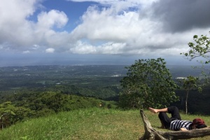 プンカックマウンテンの山頂からドゥマゲテを一望