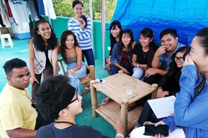 フィリピンの青空の下、屋上で楽しくおしゃべり