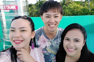 授業後の屋上記念撮影。ドゥマゲテ（ドゥマゲッティ）留学の思い出に残る講師との集合写真